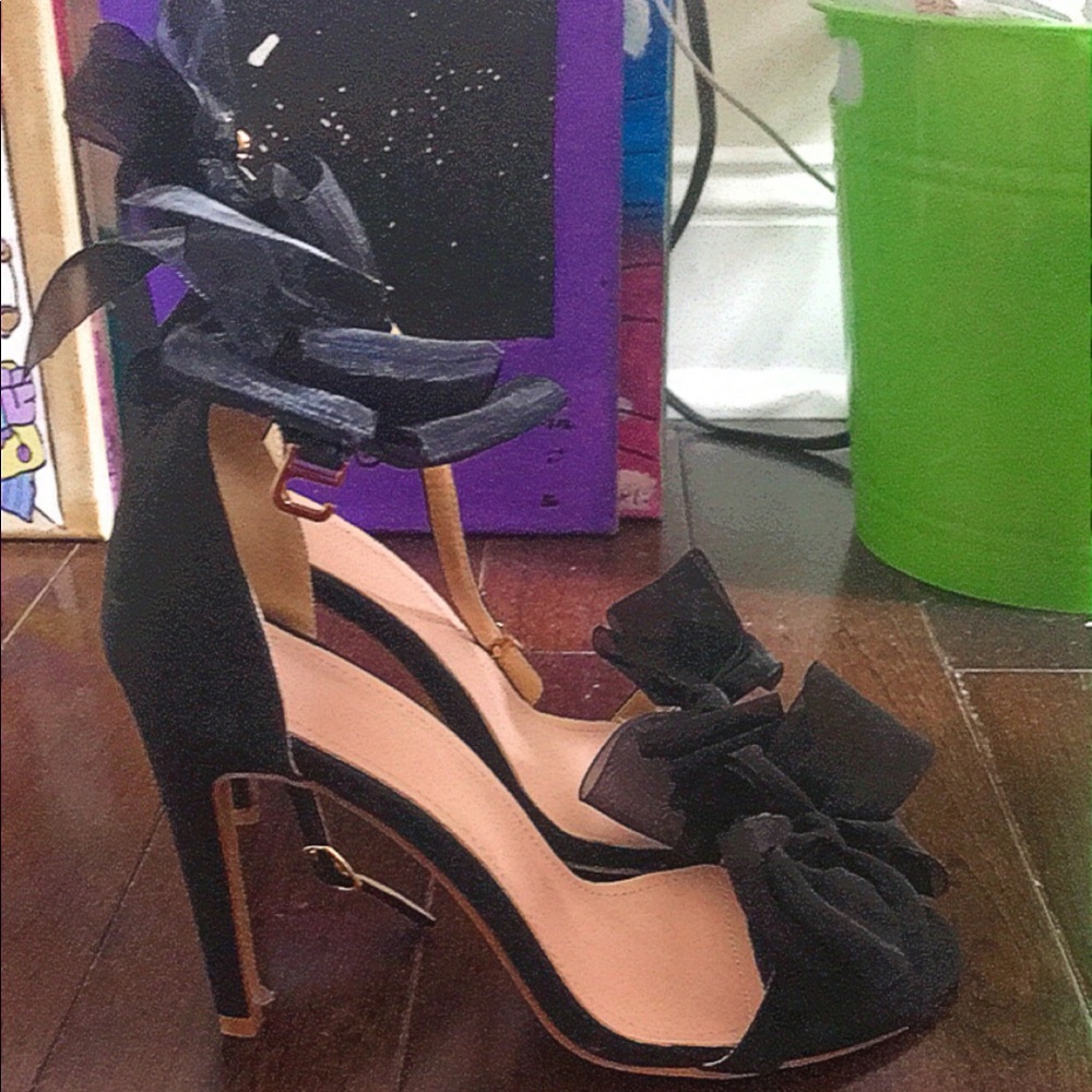 They’ve never been wore before. They are really new, and it’s a size 7.